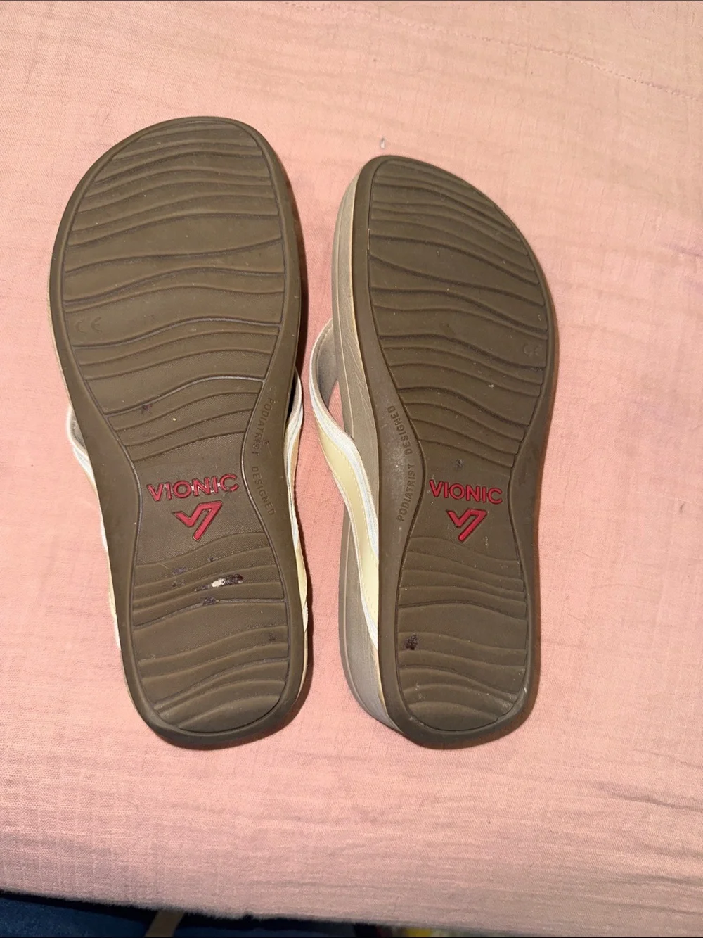 Vionic Women's Beige and White Thong Sandals
